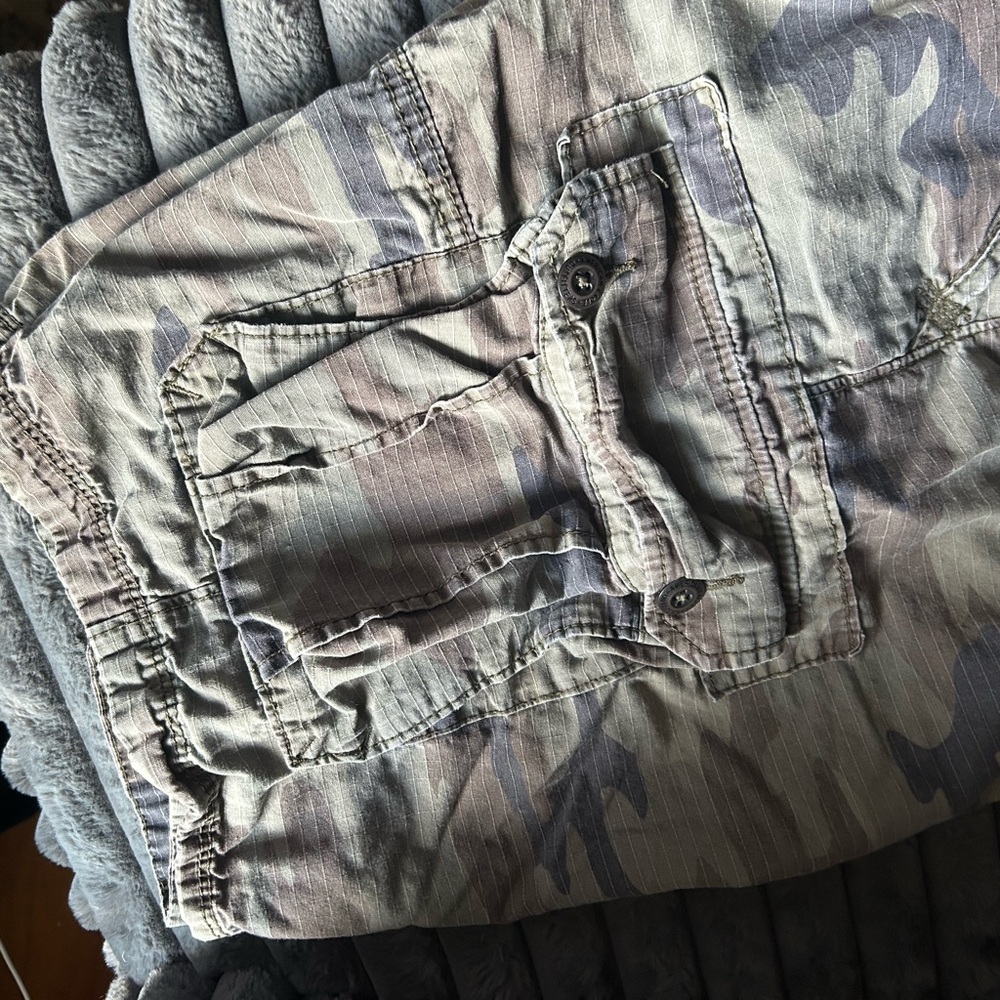 American Eagle Outfitters Green Cargo Shorts - Picture 2 of 7
